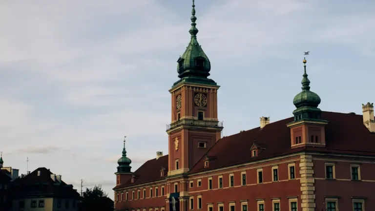 Zamek Królewski w Warszawie z wieżą zegarową w historycznym centrum miasta