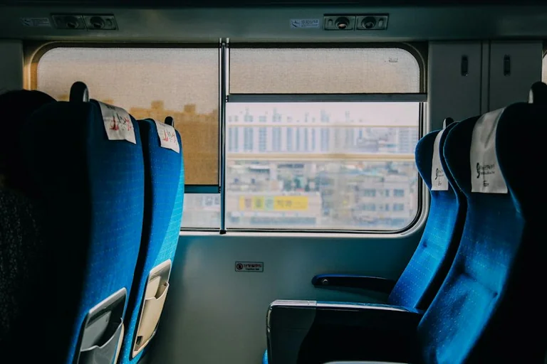 Auto, pociąg czy autobus: jak porównać koszt podróży