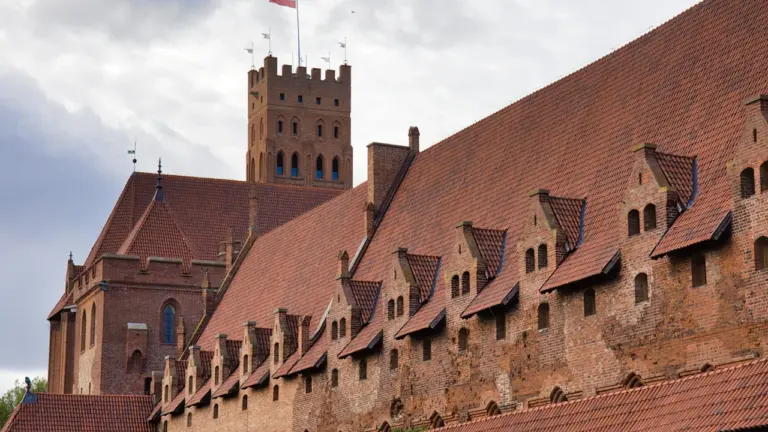Imponujący widok na Zamek w Malborku, symbol dawnej potęgi państwa zakonu krzyżackiego w Polsce.