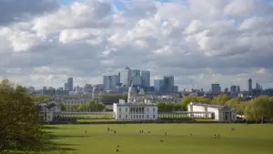 Widok na panoramę Canary Wharf z Królewskiego Obserwatorium Astronomicznego w Greenwich w Londynie.
