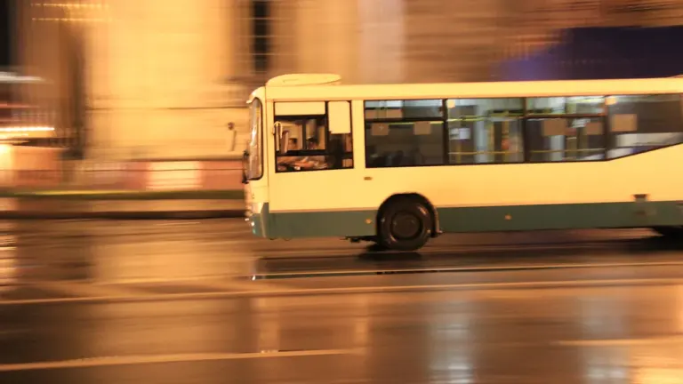 Jak porównać koszt dojazdu autem i komunikacją w październiku