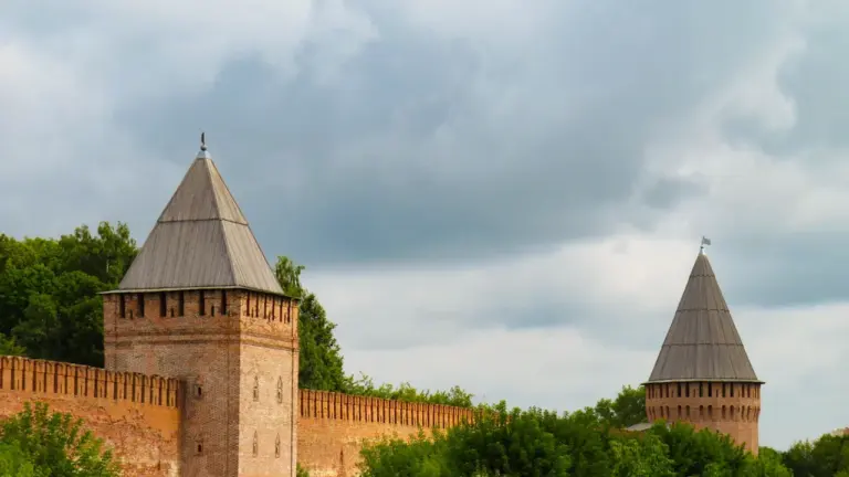 Historyczne mury obronne twierdzy w Smoleńsku pod zachmurzonym niebem w świetle dziennym