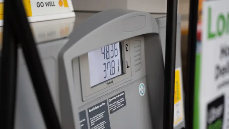 Zbliżenie na nowoczesny dystrybutor paliwa z wyraźnie widocznym panelem wyboru rodzaju paliwa