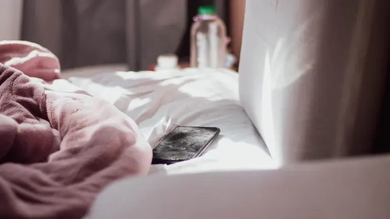 Telefon poza sypialnią: wieczorny test bez detoksu
