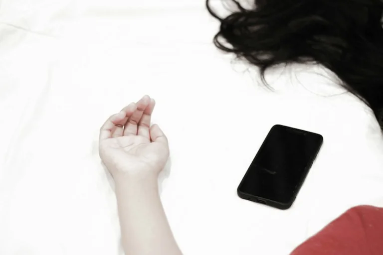 Telefon poza sypialnią: wieczorny test bez detoksu